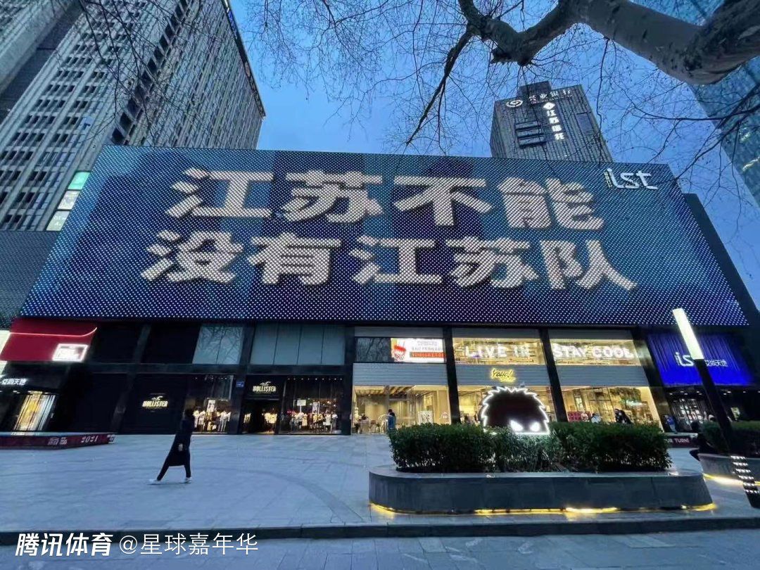 利桑德罗是曼联球迷们下赛季唯一放心会留队的中卫，他仍然是滕哈赫时期唯一的无可否认的一笔成功签约，且利桑德罗要到2028年才年满30岁。